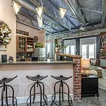 Green Door Lofts -Magnolia Loft, Silos/Downtown