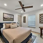 The Retreat - Stylish Home By Silos & Baylor
