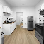 New Charming 2-Bedroom Home Minutes To Downtown
