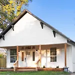 New Charming 2-Bedroom Home Minutes To Downtown