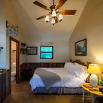 Pet Friendly Cabin 4 - 15 Minutes From Magnolia And Baylor