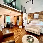 The Blush *Country Cabin Near Downtown Waco