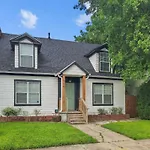 Simply Get-A-Waco- Hot Tub, Sleeps 10, 5-Min Walk To Silos & Downtown Waco