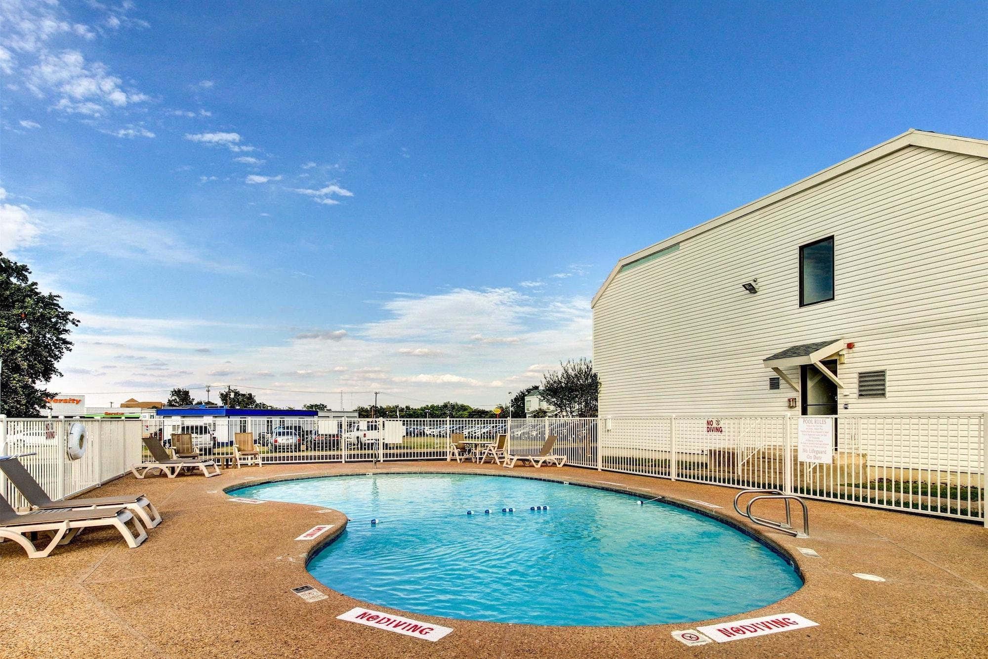 Days By Wyndham Area Hotel Waco
