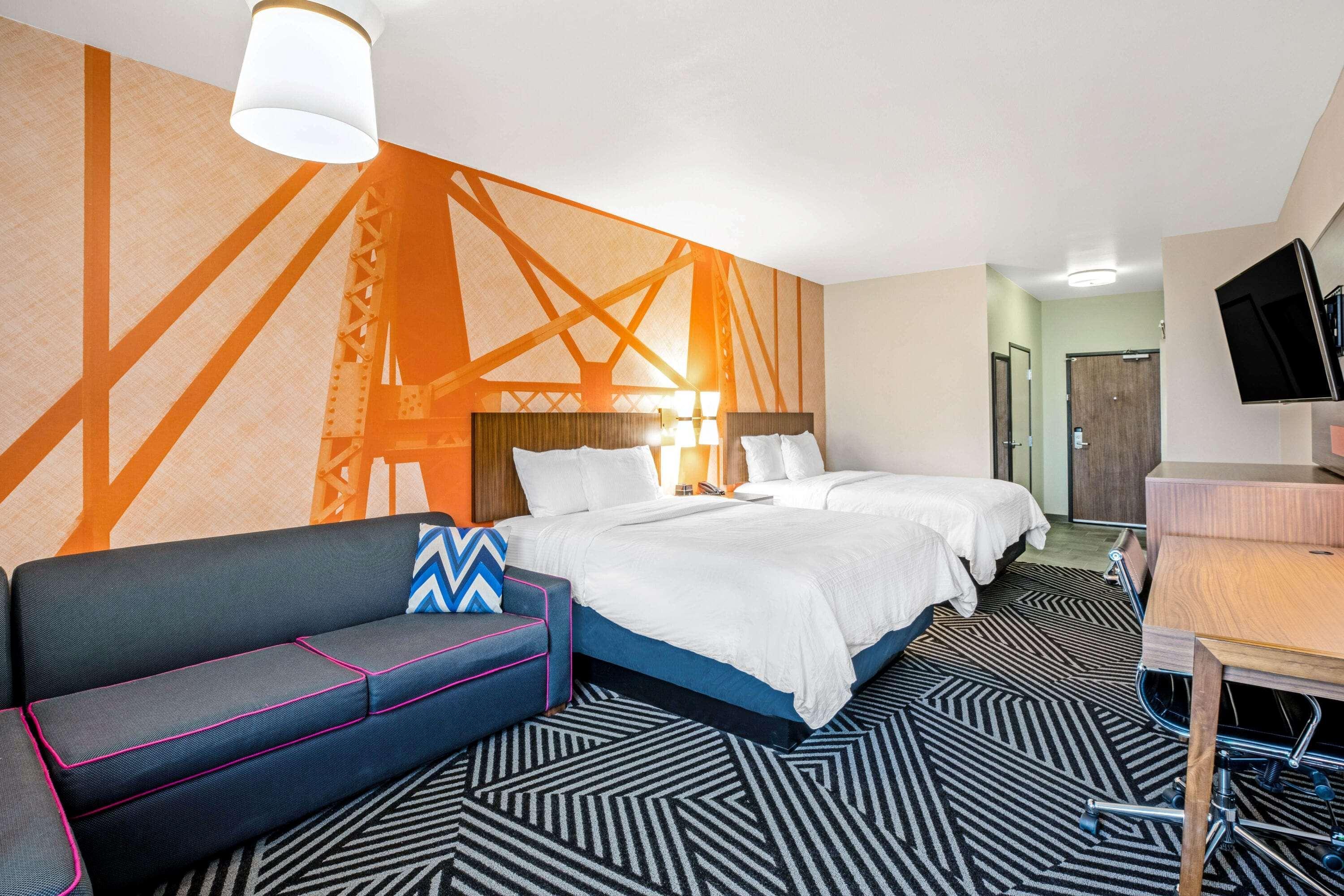 La Quinta By Wyndham Baylor Downtown Hotel
