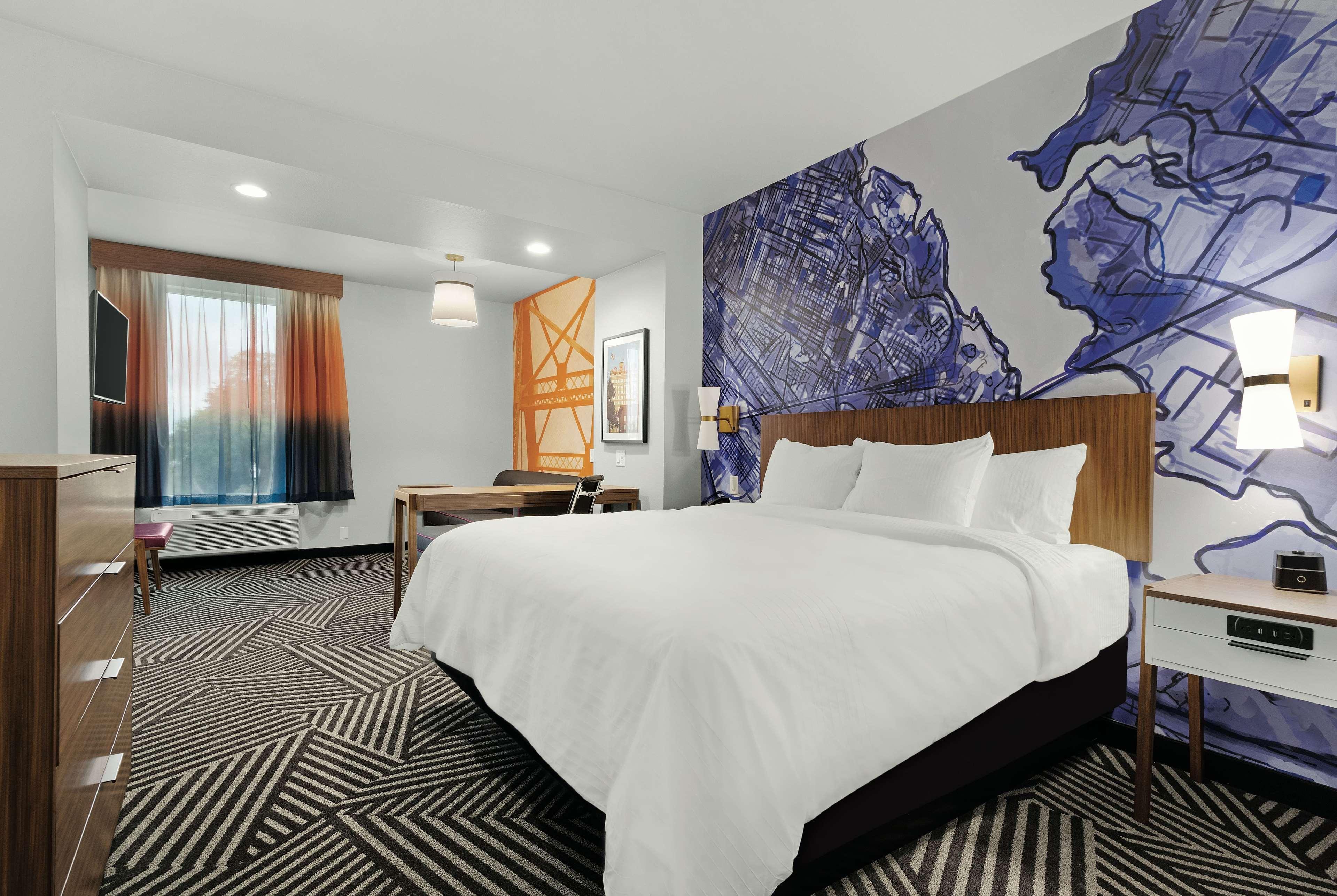 La Quinta By Wyndham Baylor Downtown Hotel
