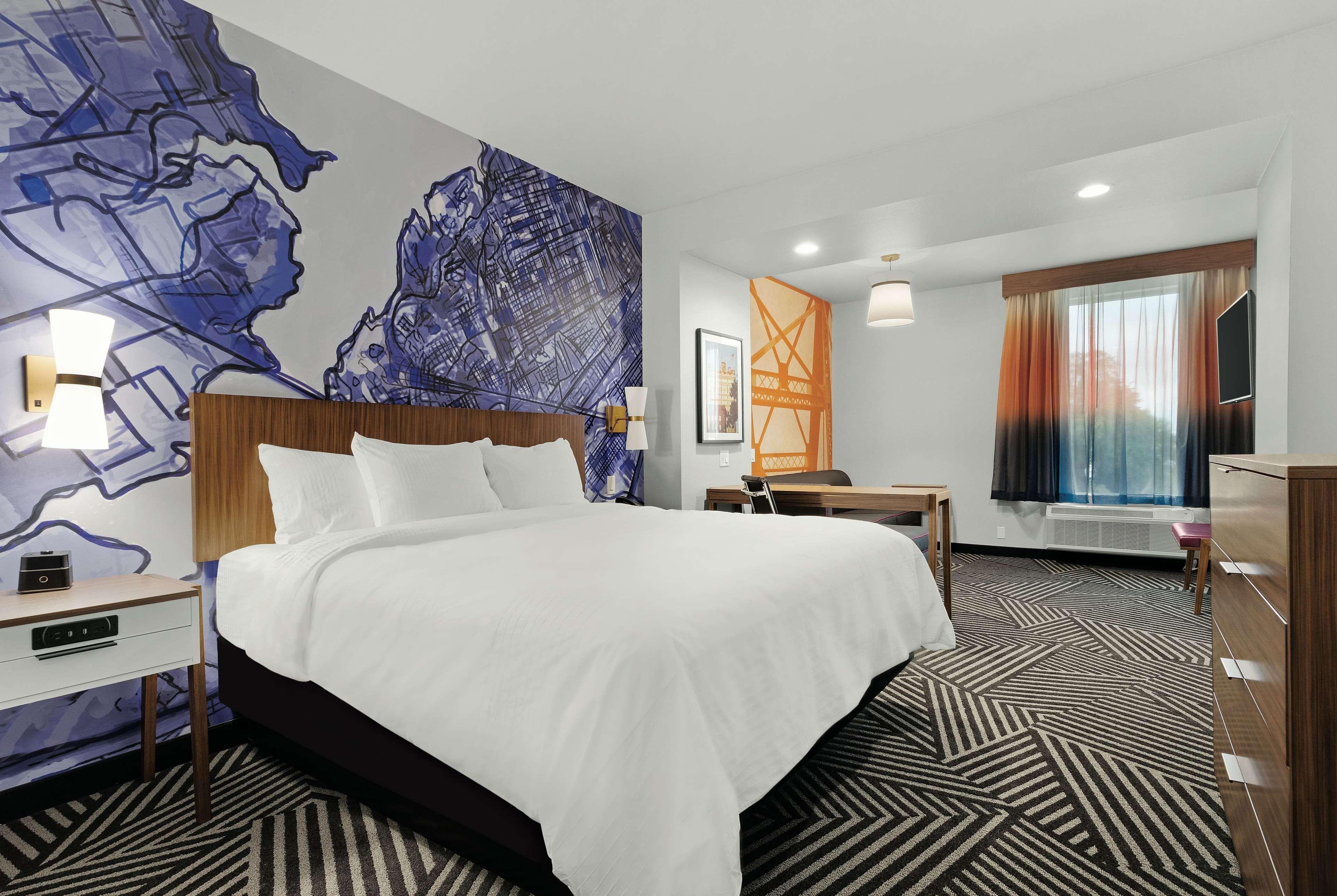 La Quinta By Wyndham Baylor Downtown Hotel