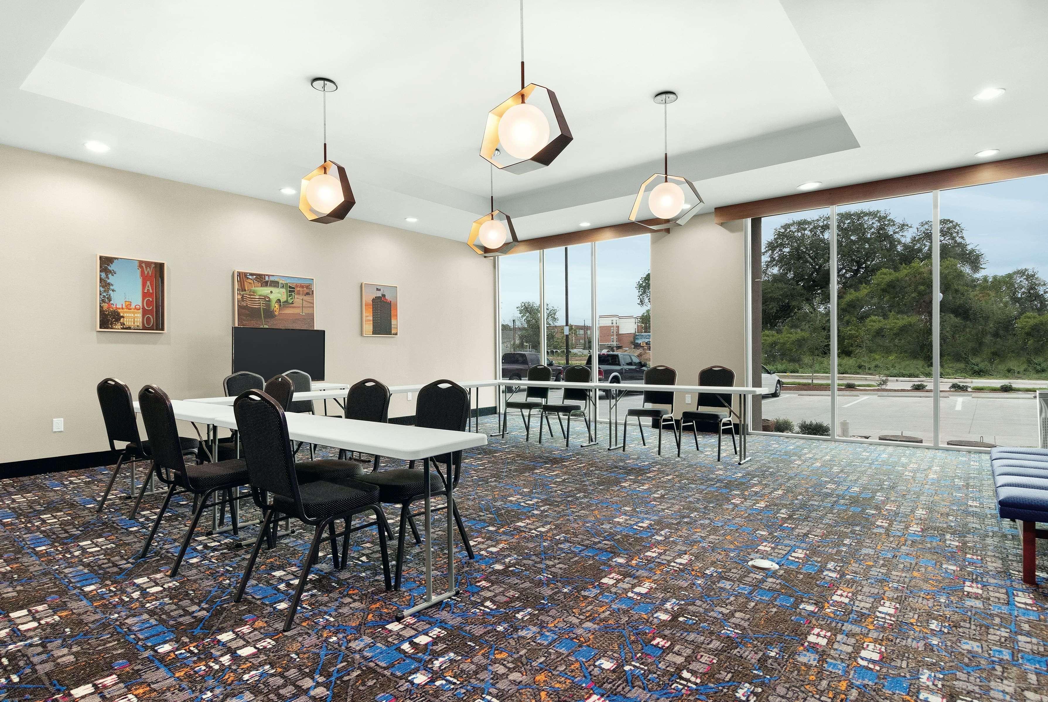 La Quinta By Wyndham Baylor Downtown Hotel