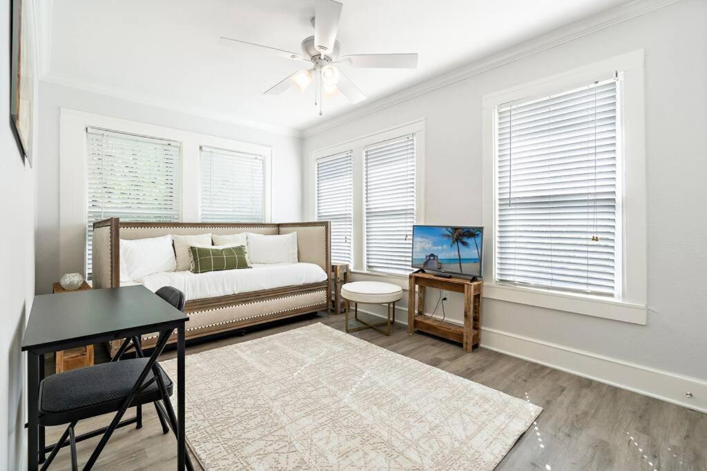 Charming Townhouse In Downtown Waco! Holiday home *