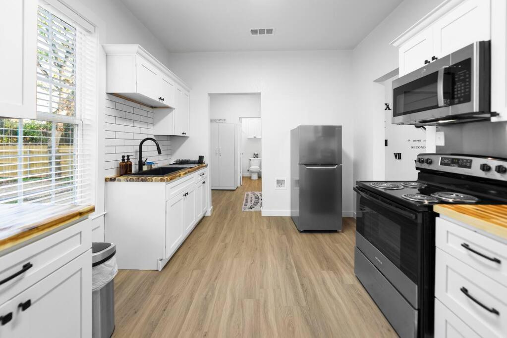 Holiday home New Charming 2-bedroom Minutes To Downtown *