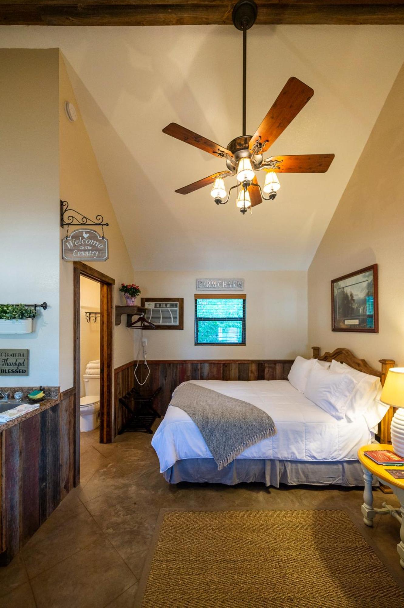 Pet Friendly Cabin 4 - 15 Minutes From Magnolia And Baylor Chalet