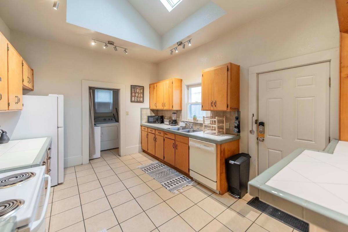New Gathering Place On Columbus Holiday home *