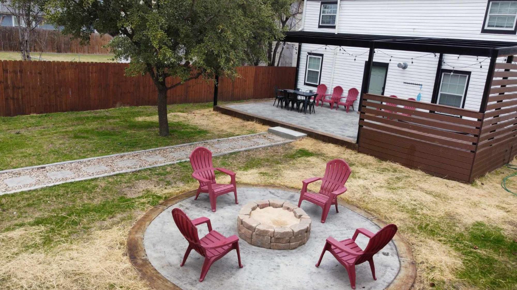 Simply Get-a-waco- Hot Tub, Sleeps 10, 5-min Walk To Silos & Downtown Holiday home *