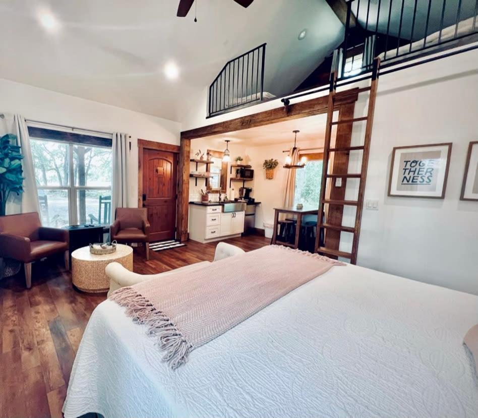 The Blush *country Cabin Near Downtown Holiday home