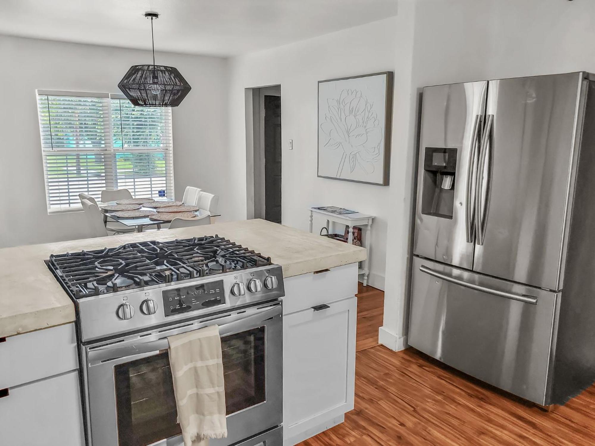 Simply Get-a-waco- Hot Tub, Sleeps 10, 5-min Walk To Silos & Downtown Holiday home