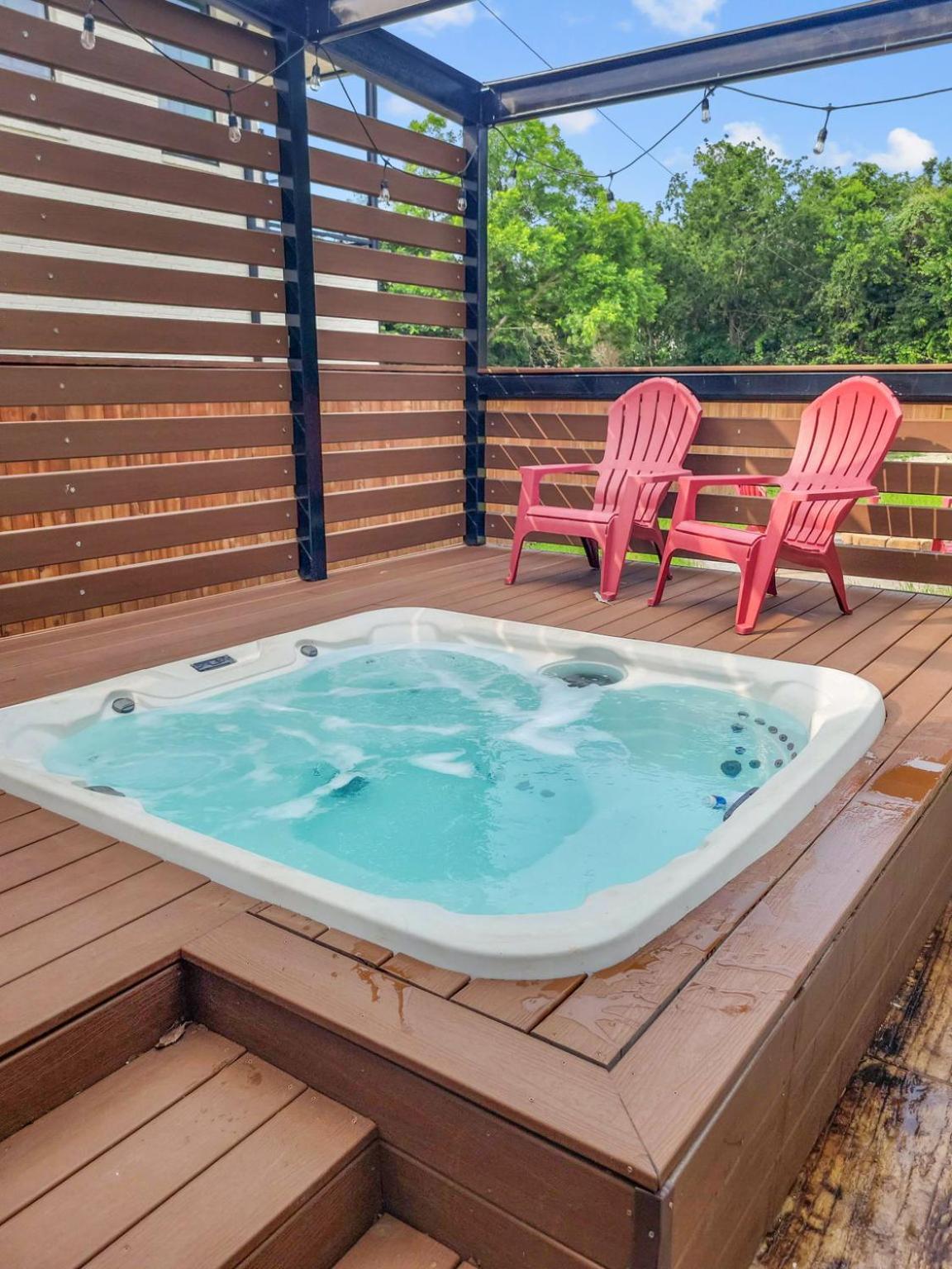 Simply Get-a-waco- Hot Tub, Sleeps 10, 5-min Walk To Silos & Downtown Holiday home Waco