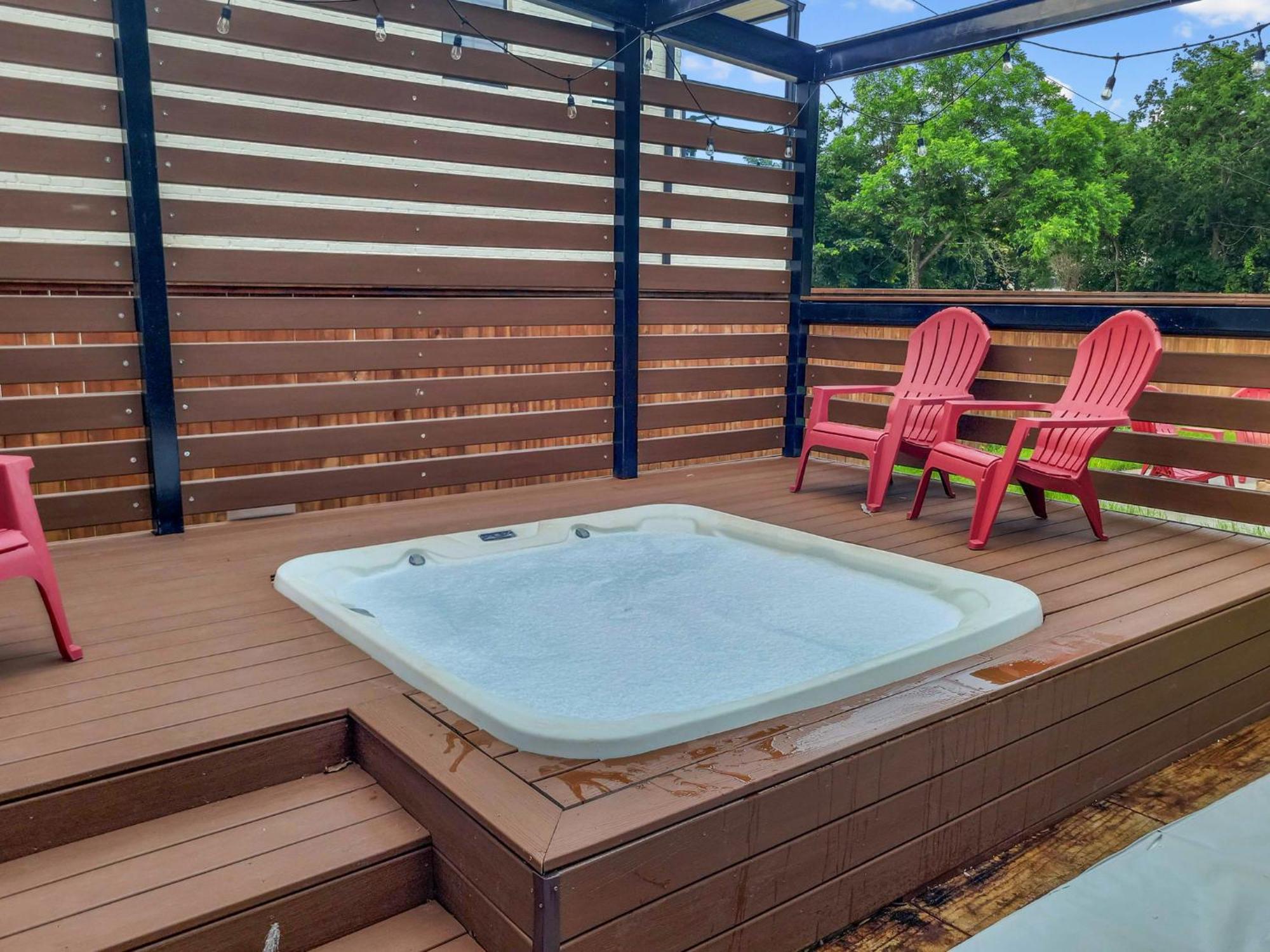 Simply Get-a-waco- Hot Tub, Sleeps 10, 5-min Walk To Silos & Downtown Holiday home