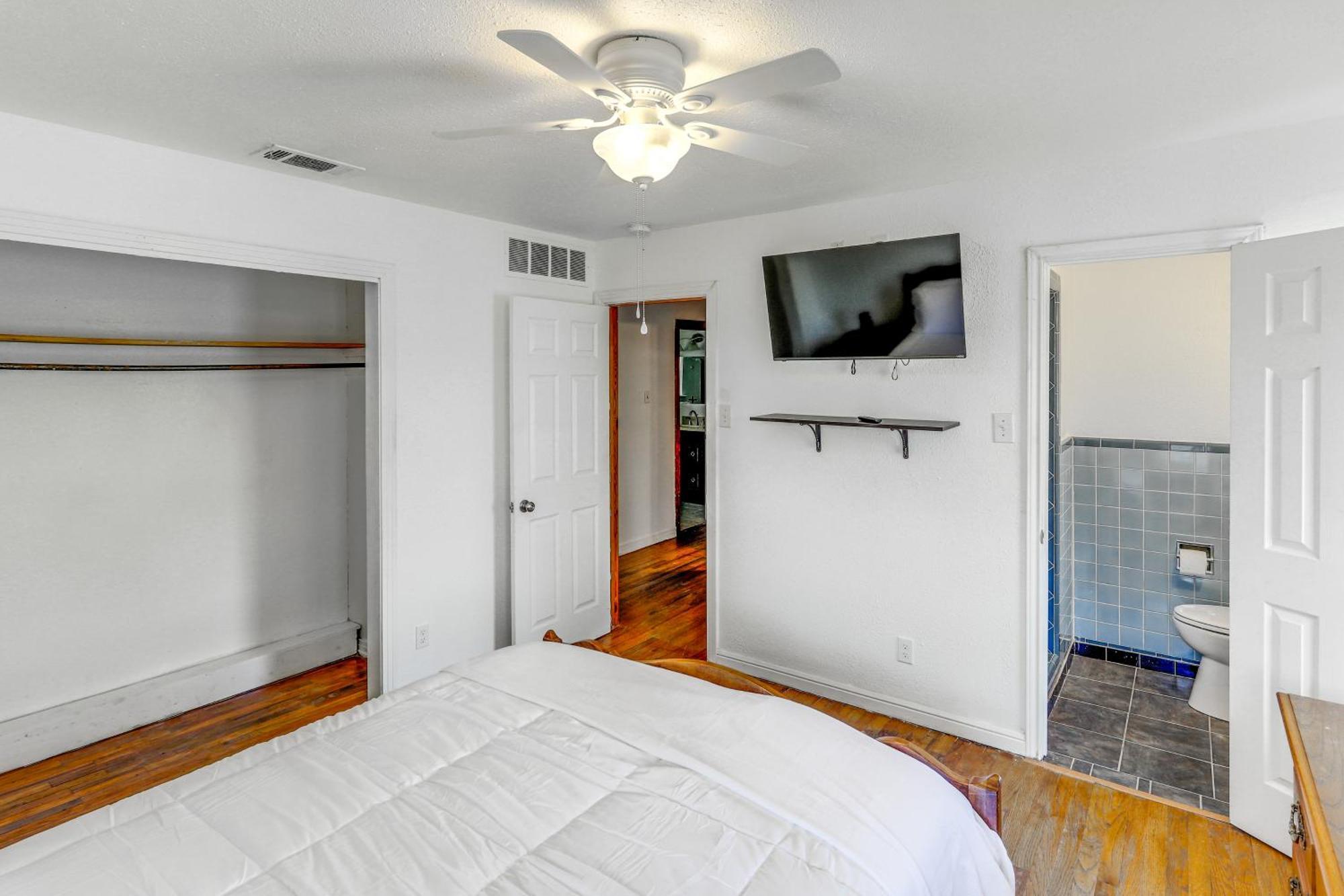 Holiday home Family-friendly Home, 4 Mi To Magnolia Market