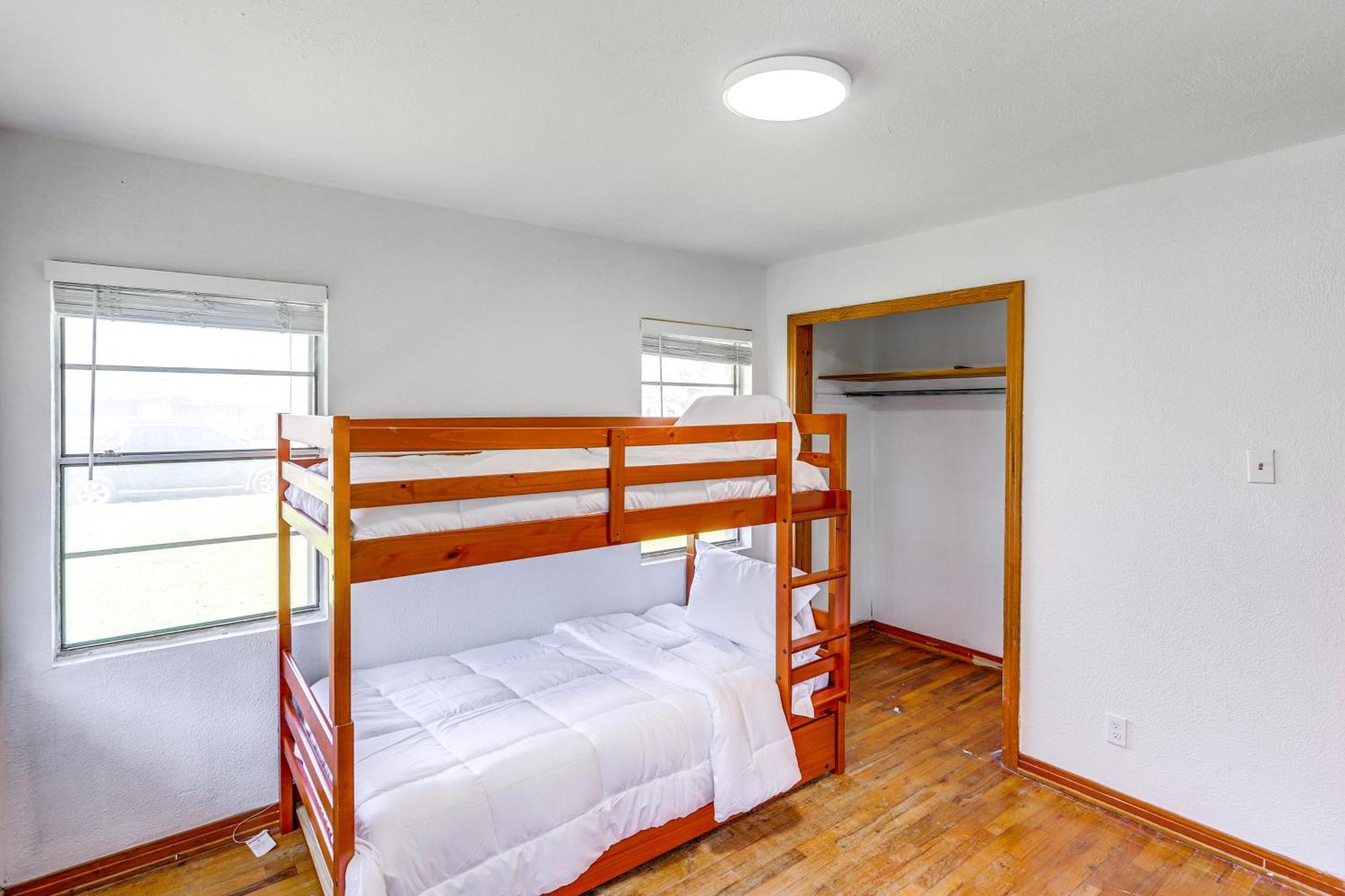 Holiday home Family-friendly Home, 4 Mi To Magnolia Market