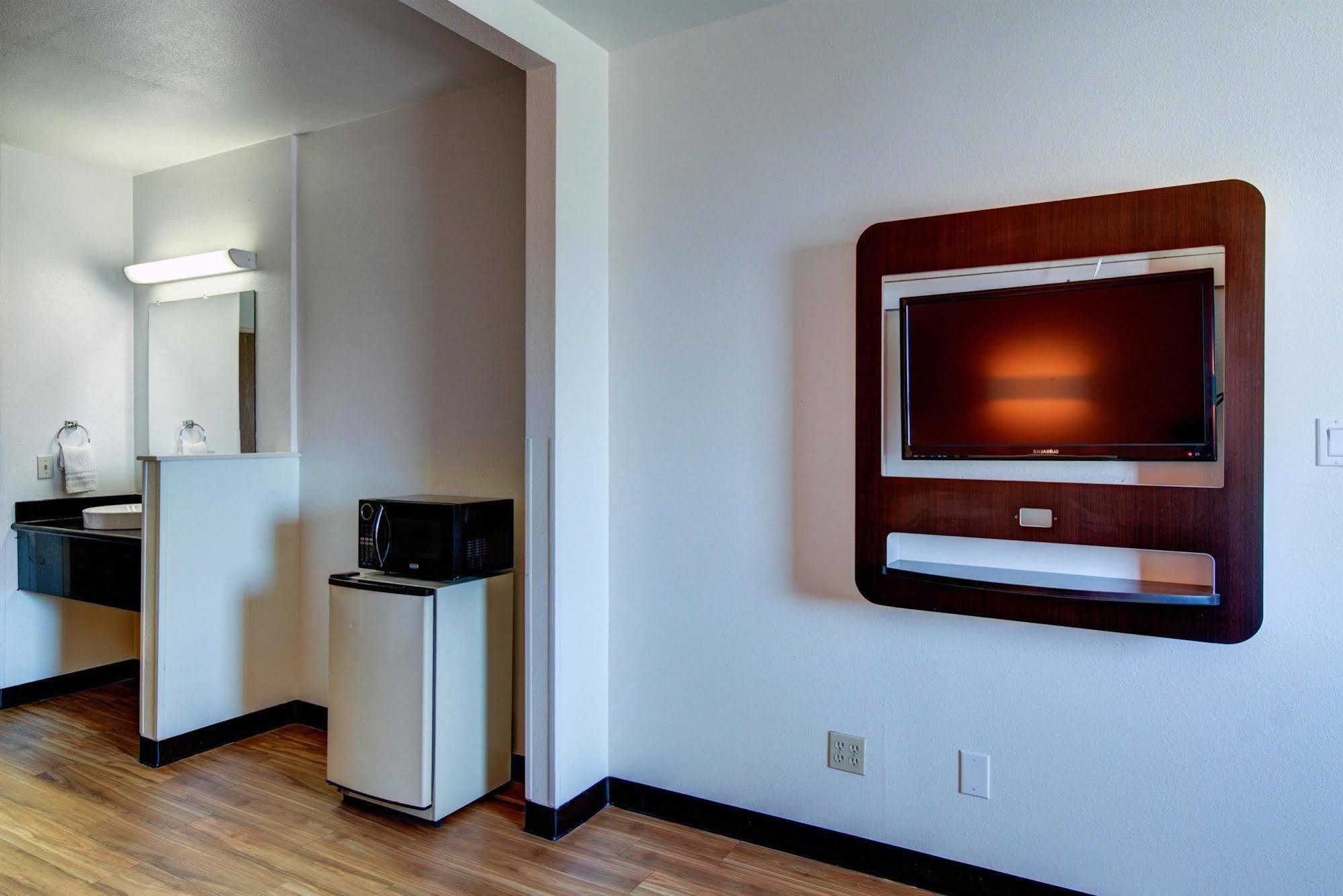 6 - Woodway Hotel