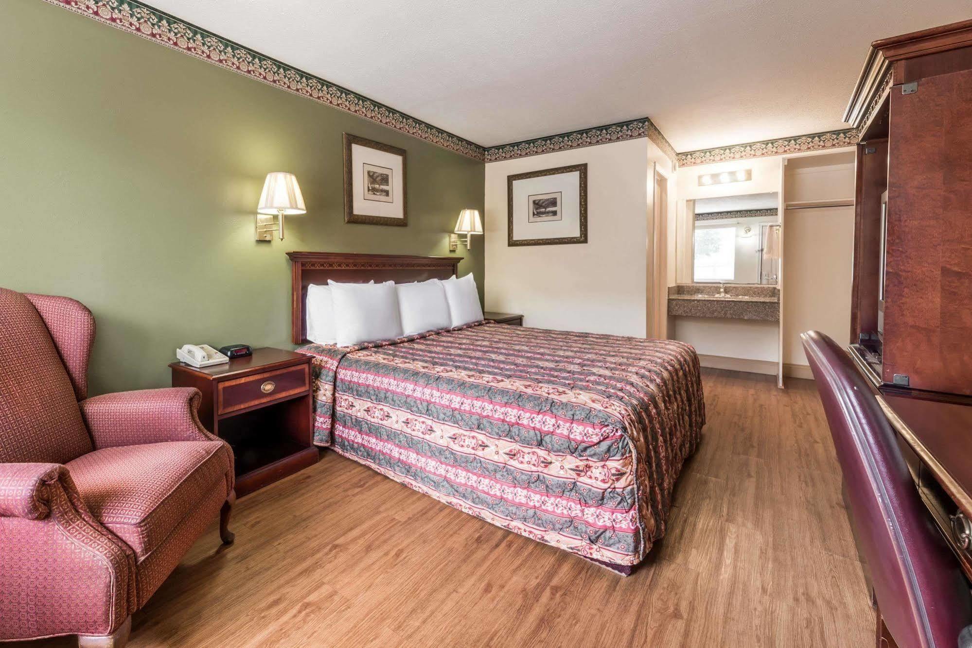 Lodge Econo North I-35 Waco