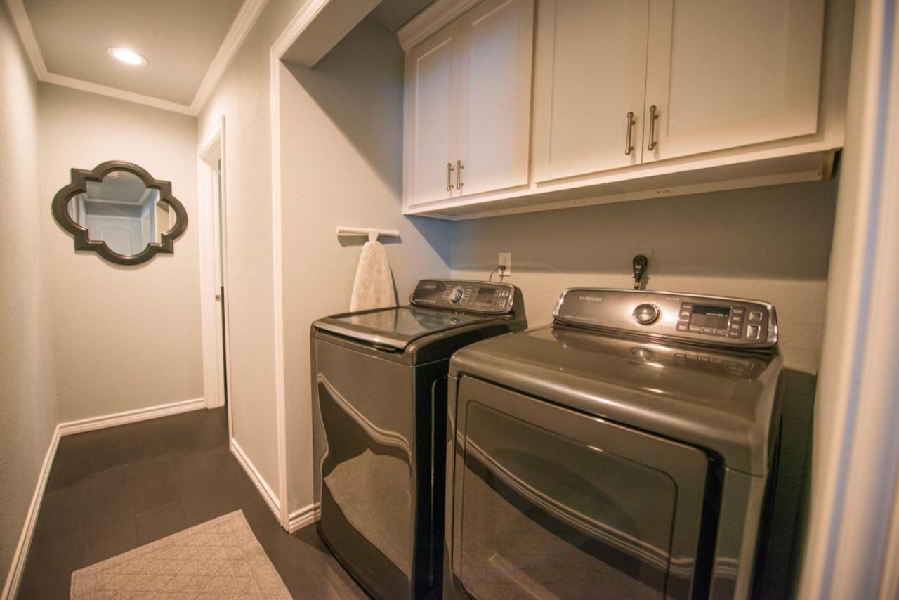 Walk To The Silos! 3 Bed 1960's Near Baylor Holiday home