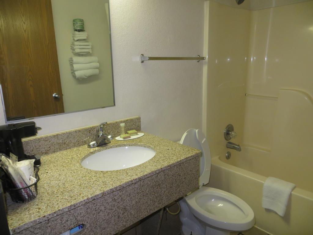 Super 8 By Wyndham University Area