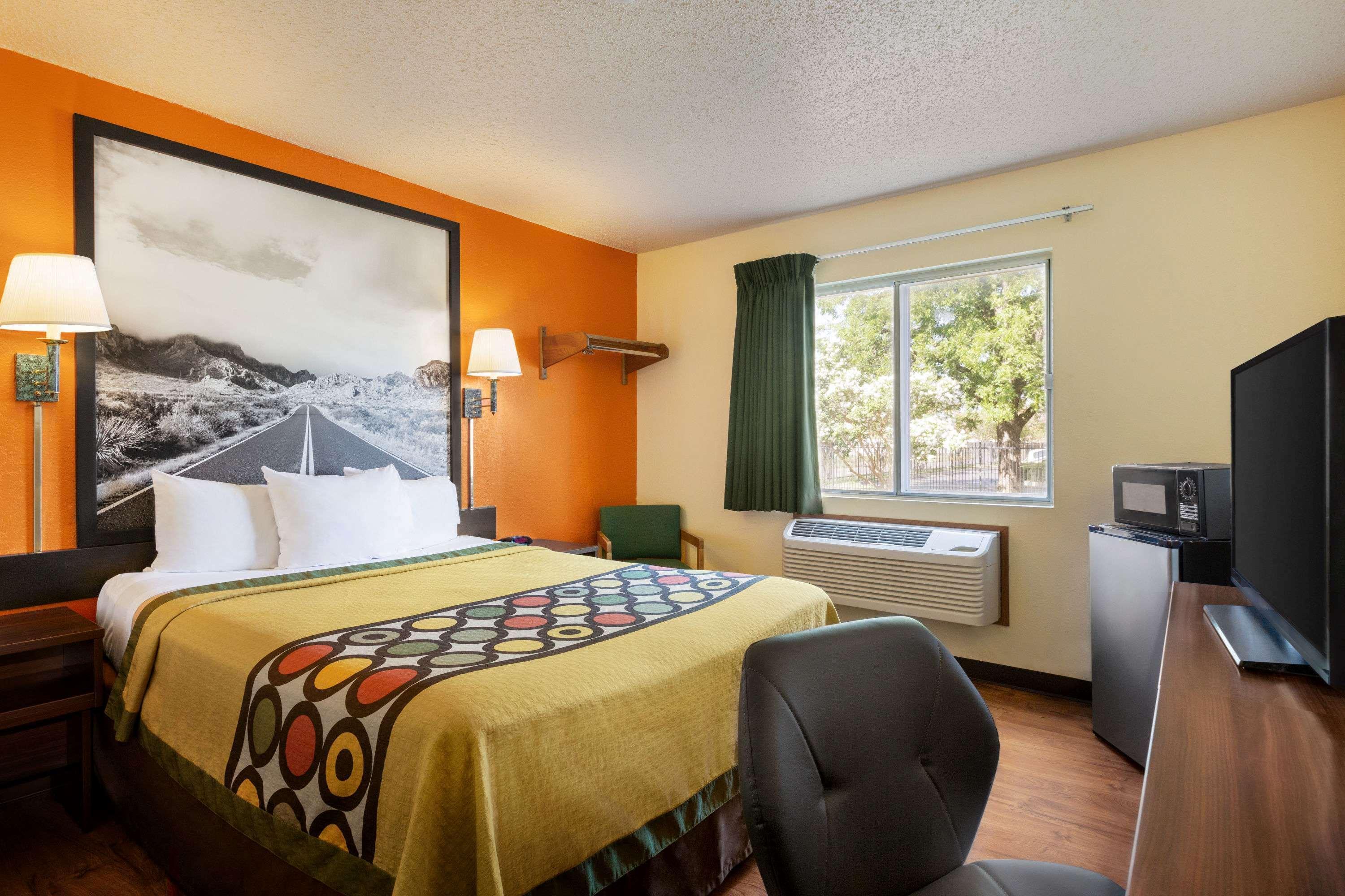 Super 8 By Wyndham University Area