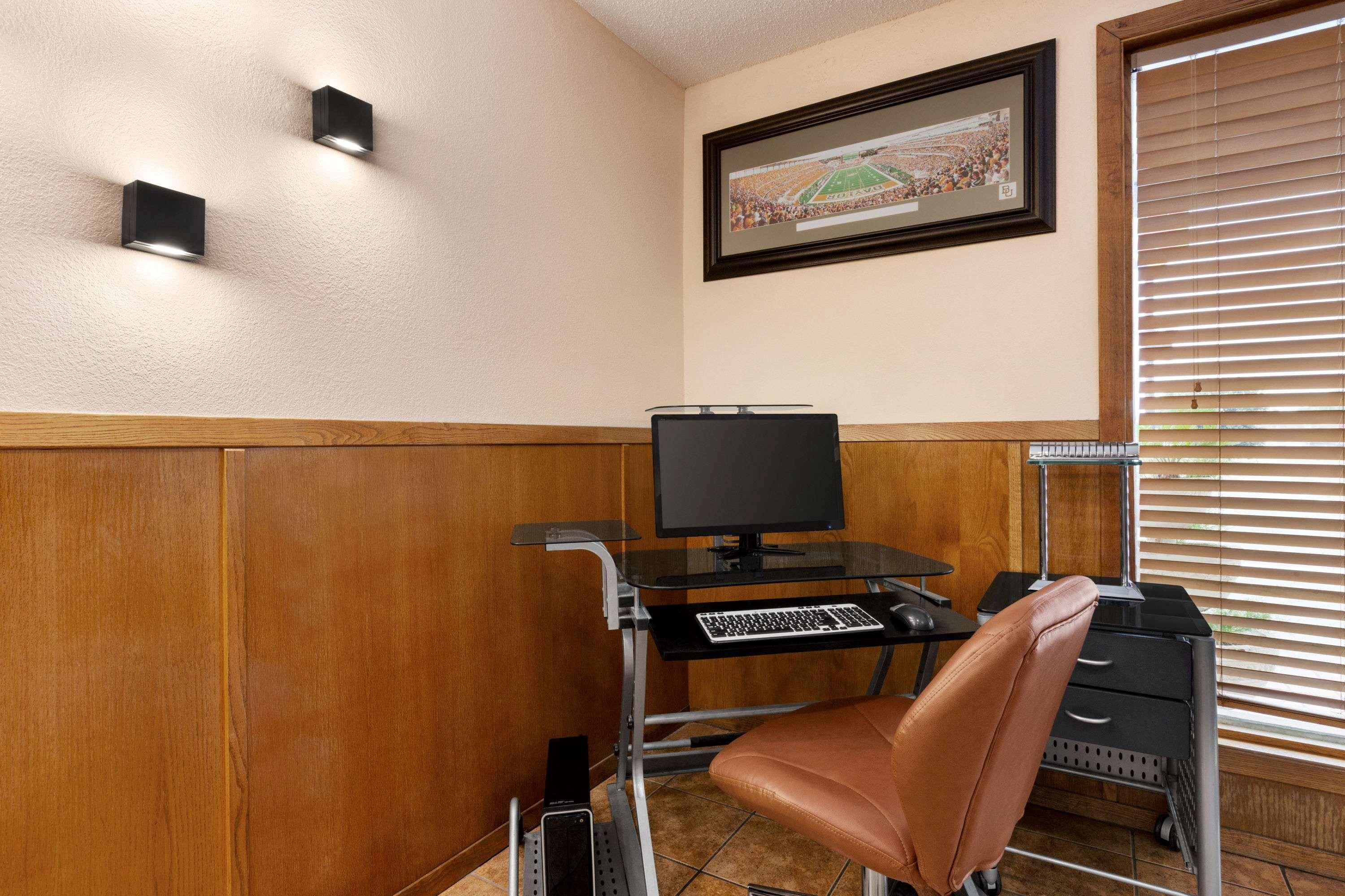 Super 8 By Wyndham University Area