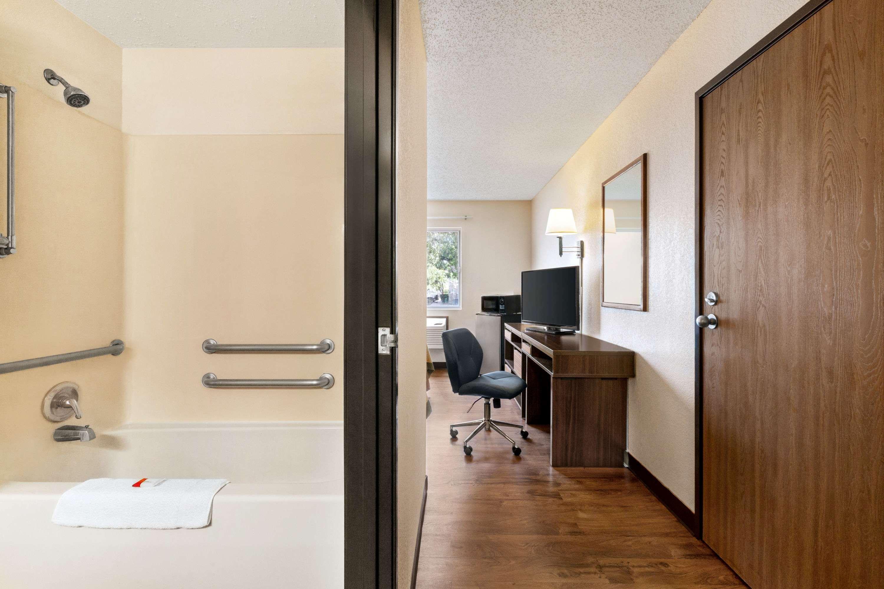 Super 8 By Wyndham University Area Hotel