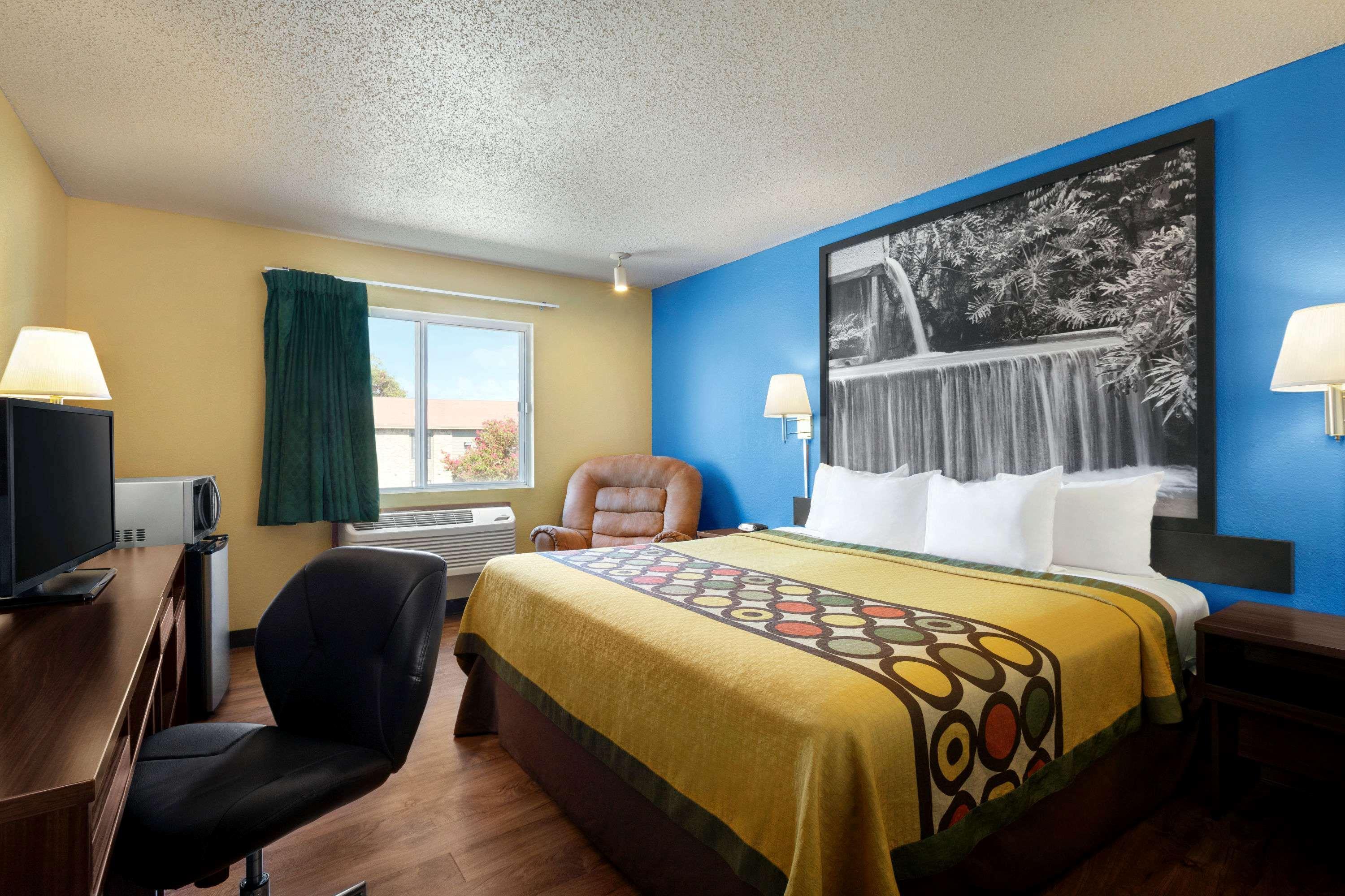 Super 8 By Wyndham University Area Hotel