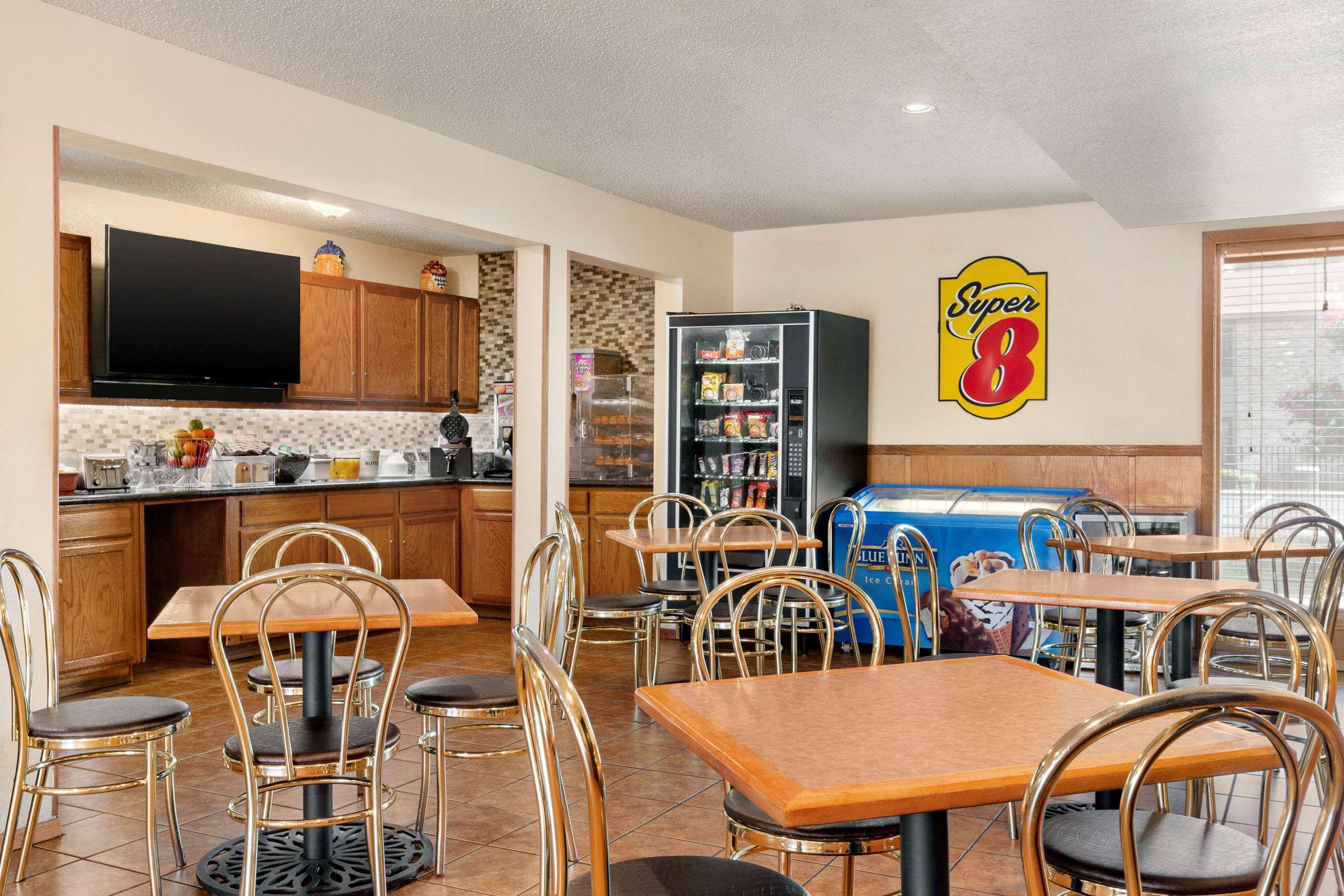 Super 8 By Wyndham University Area 2*