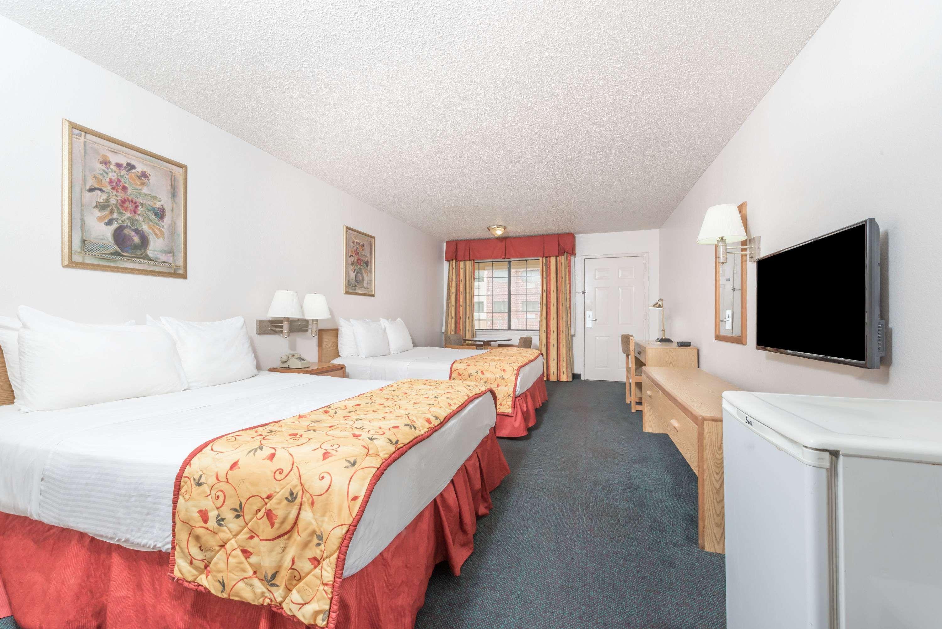 Days By Wyndham Near Downtown 2*