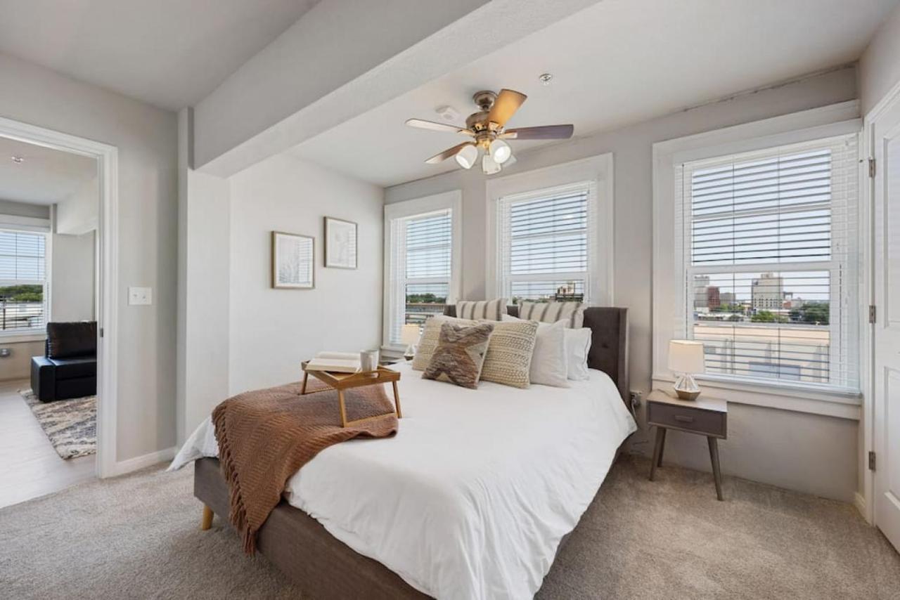 Cozy With A Downtown View Apartment