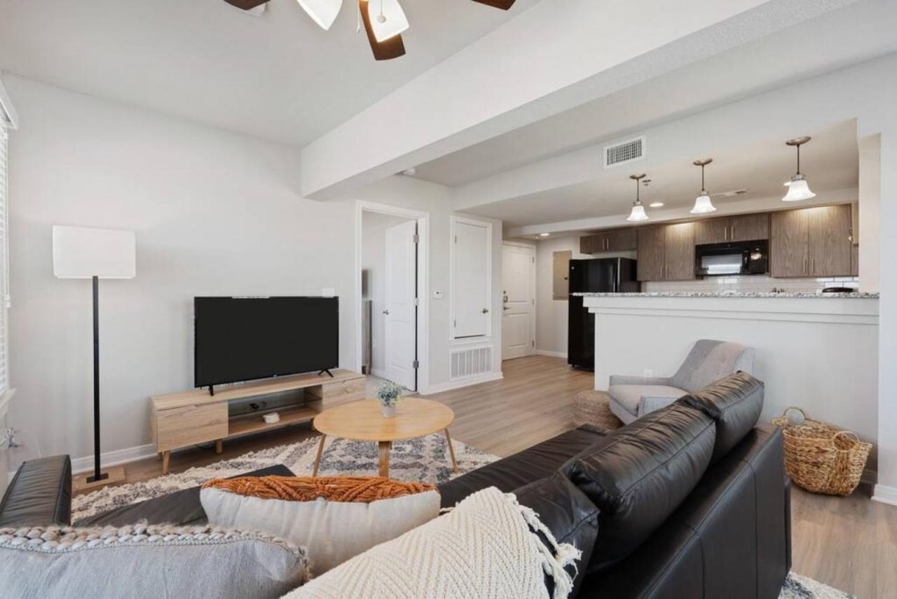 Cozy With A Downtown View Apartment *