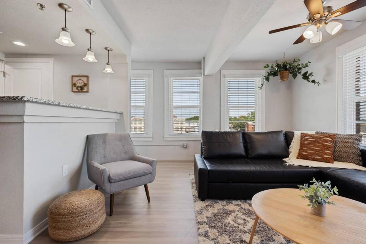 Cozy With A Downtown View Apartment