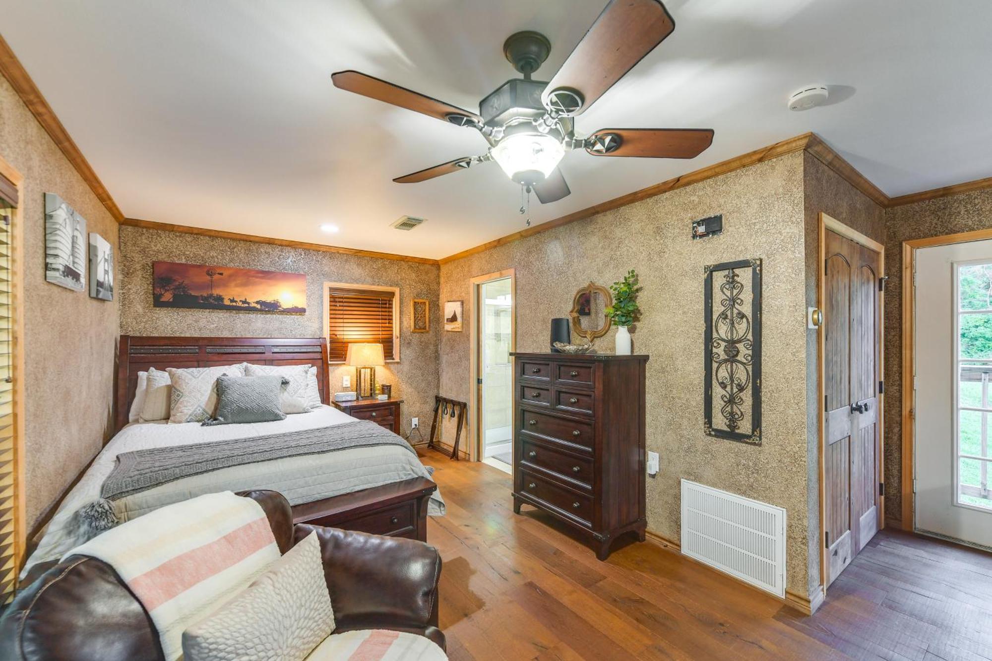 Rustic River With Dock And Covered Deck! Waco