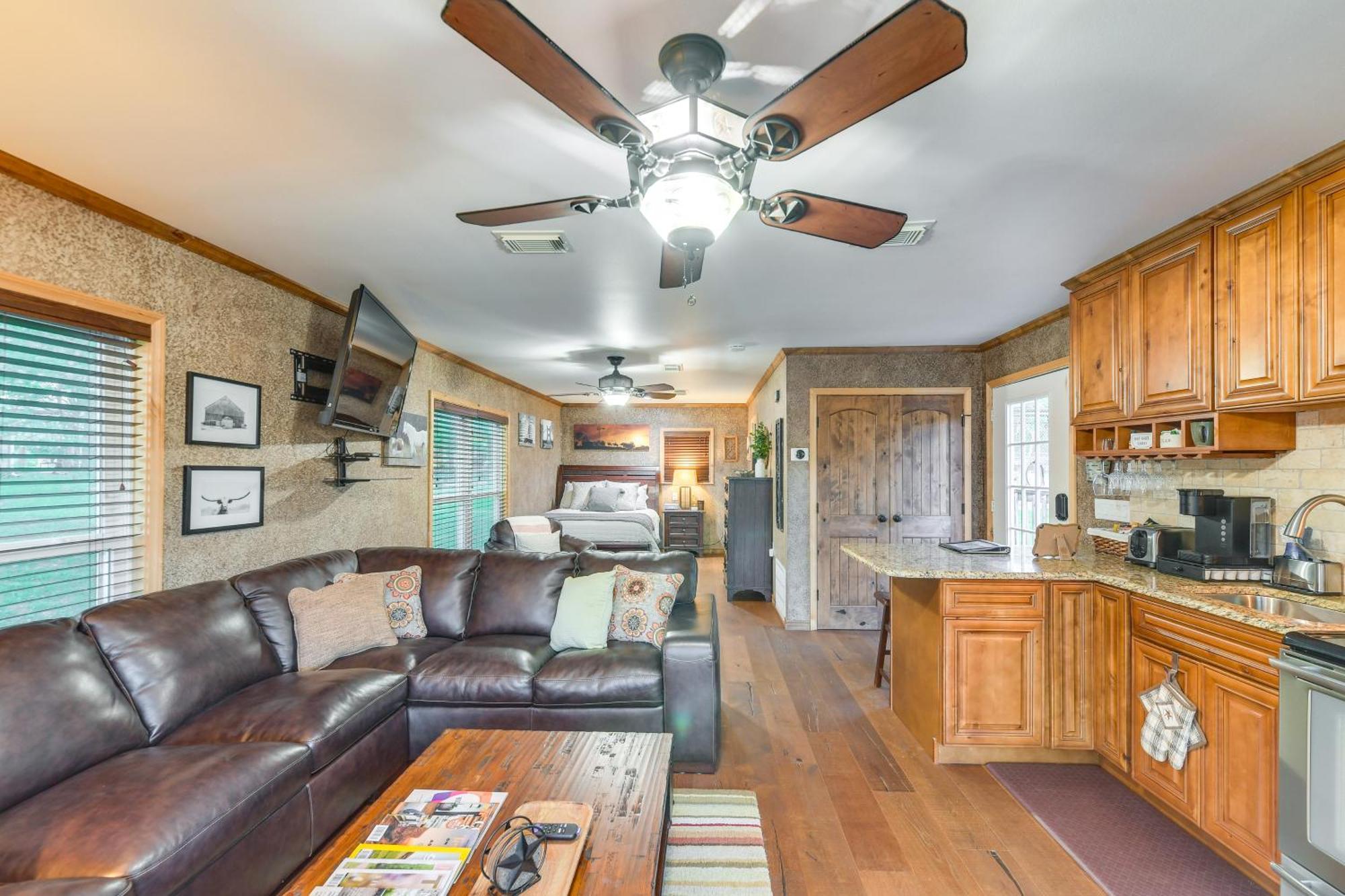 Rustic River With Dock And Covered Deck! Waco