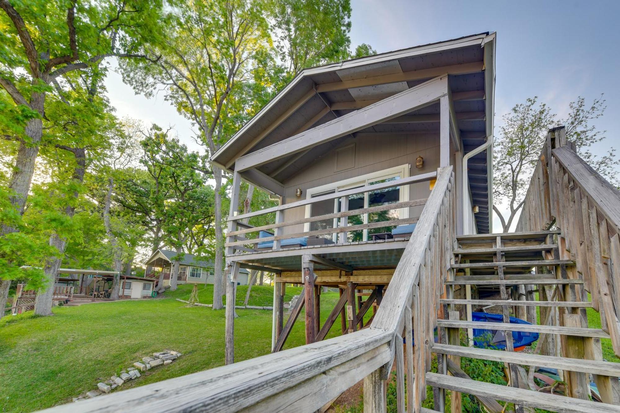 Rustic River With Dock And Covered Deck! Waco