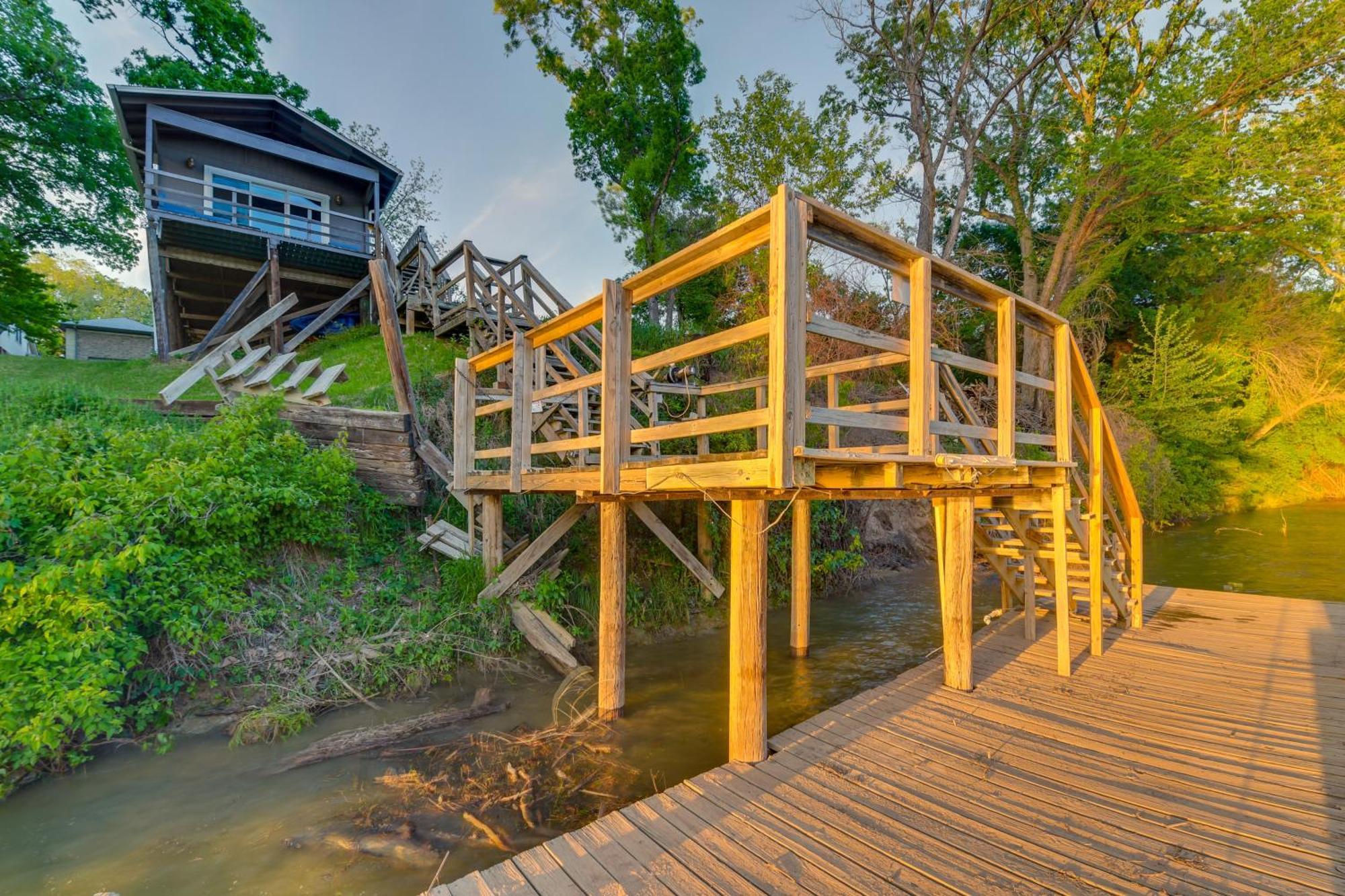 Apartment Rustic River With Dock And Covered Deck! *