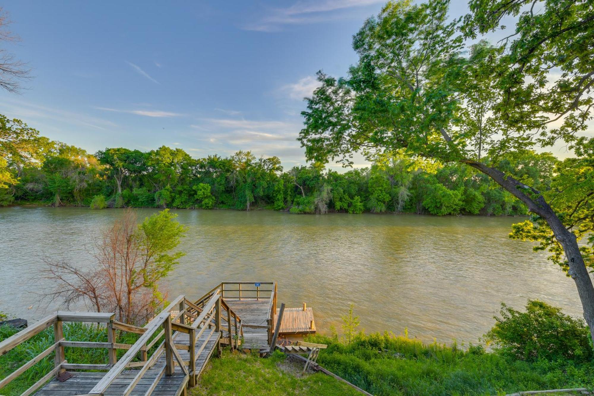 Rustic River With Dock And Covered Deck! Apartment *