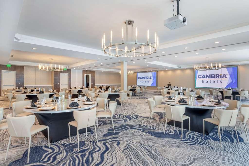 Hotel Cambria Riverfront