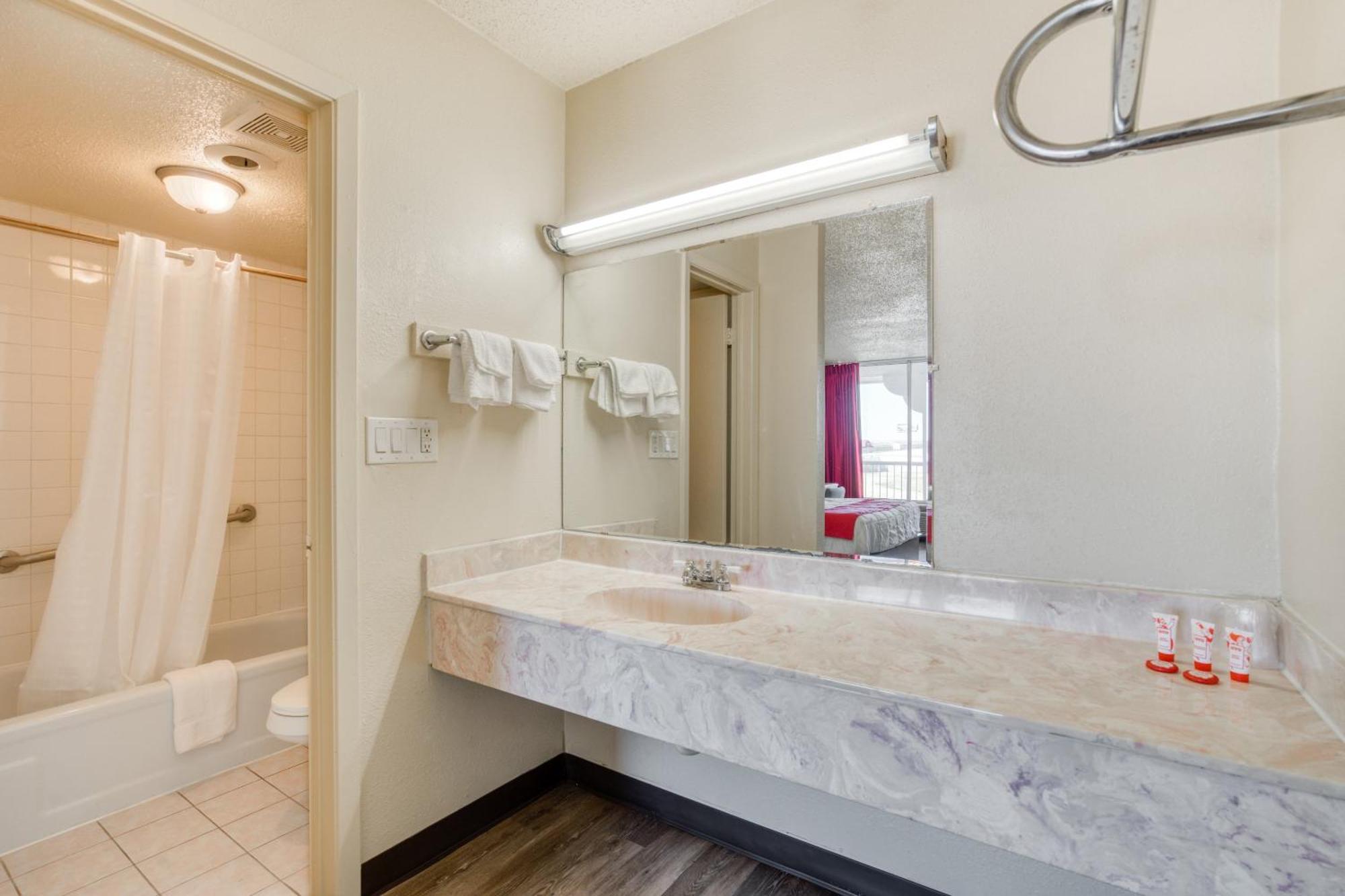 Oyo Area I-35 Hotel