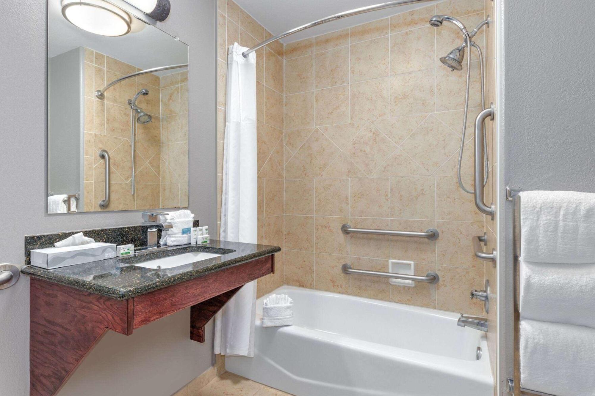 La Quinta By Wyndham Woodway - South Hotel
