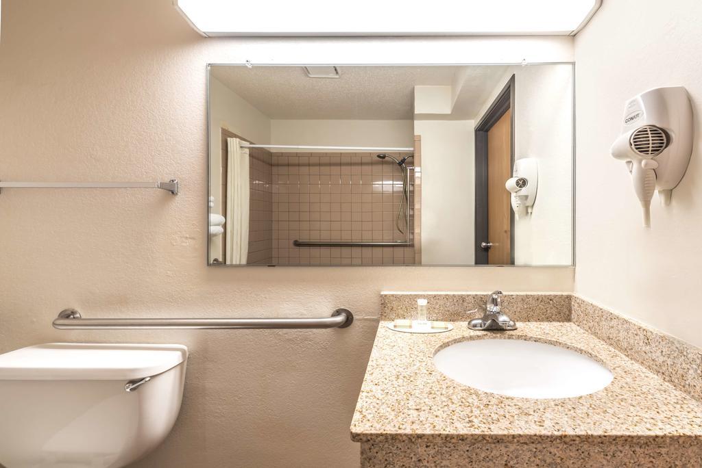 Super 8 By Wyndham University Area Waco
