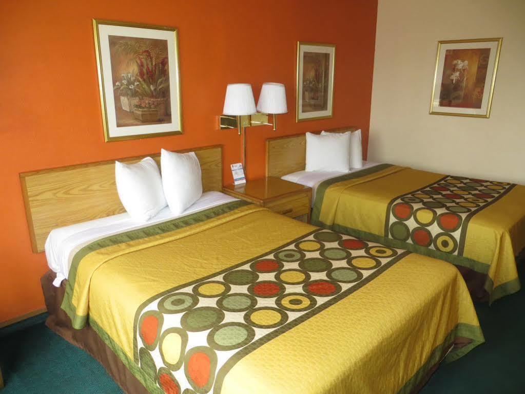 Super 8 By Wyndham University Area Hotel