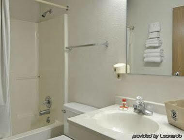 Super 8 By Wyndham University Area Hotel 2*