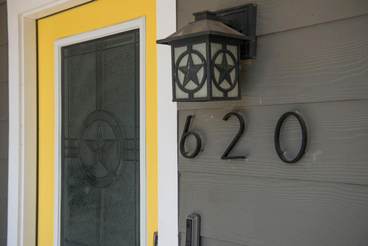 Walk To The Silos! 3 Bed 1960's Near Baylor Holiday home