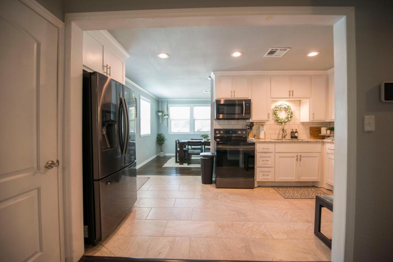 Walk To The Silos! 3 Bed 1960's Near Baylor Holiday home *