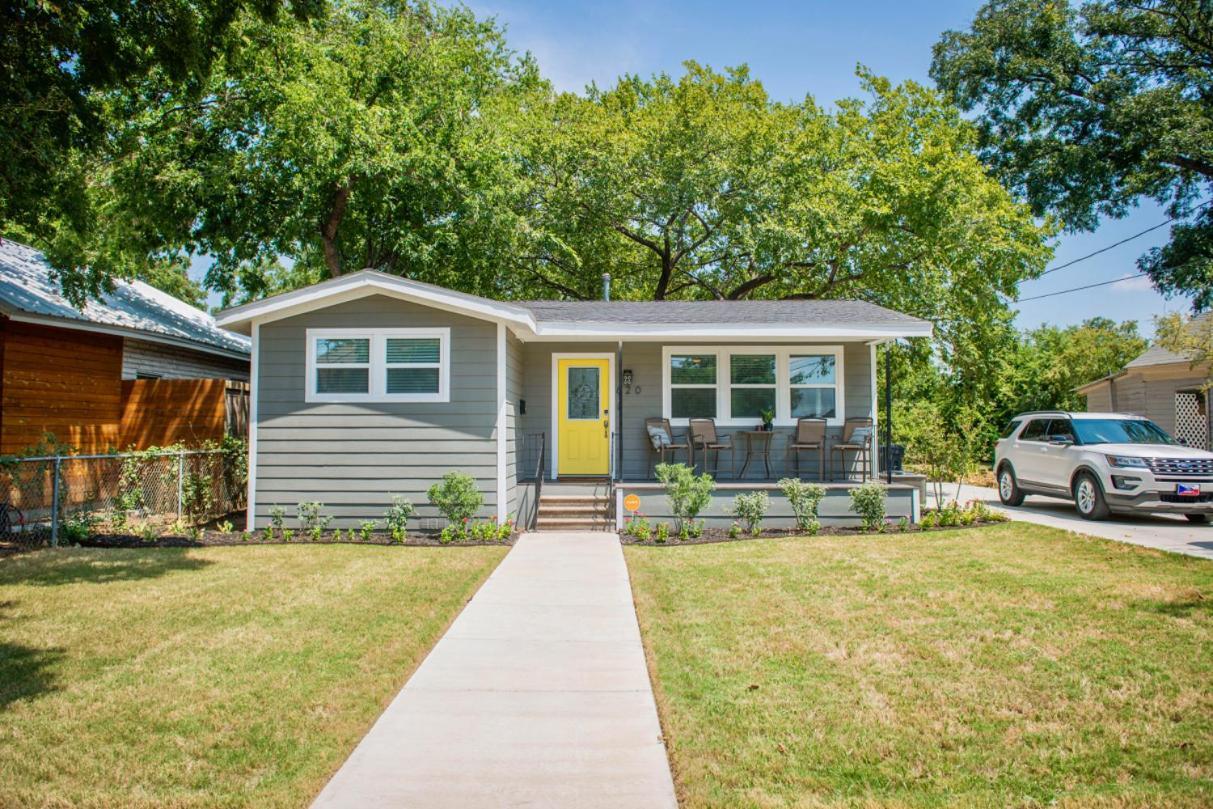 Walk To The Silos! 3 Bed 1960's Near Baylor Holiday home